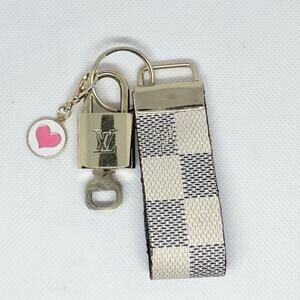 Louis Vuitton Lock & Key #334 w/a Damier Canvas Loop Pink Heart Charm Keychain